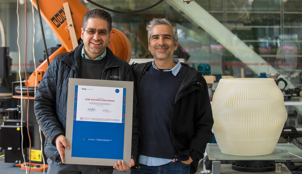 José Antonio Díaz rosas obtiene certificación del Fab academy 