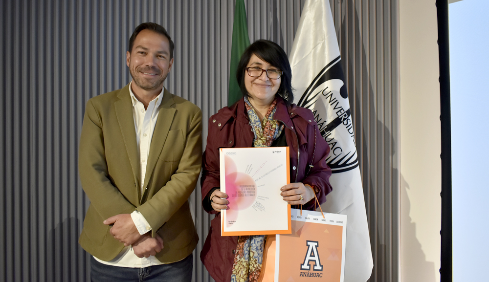 La maestra María de los Ángeles Hernández habla sobre propiedad industrial a los alumnos de diseño