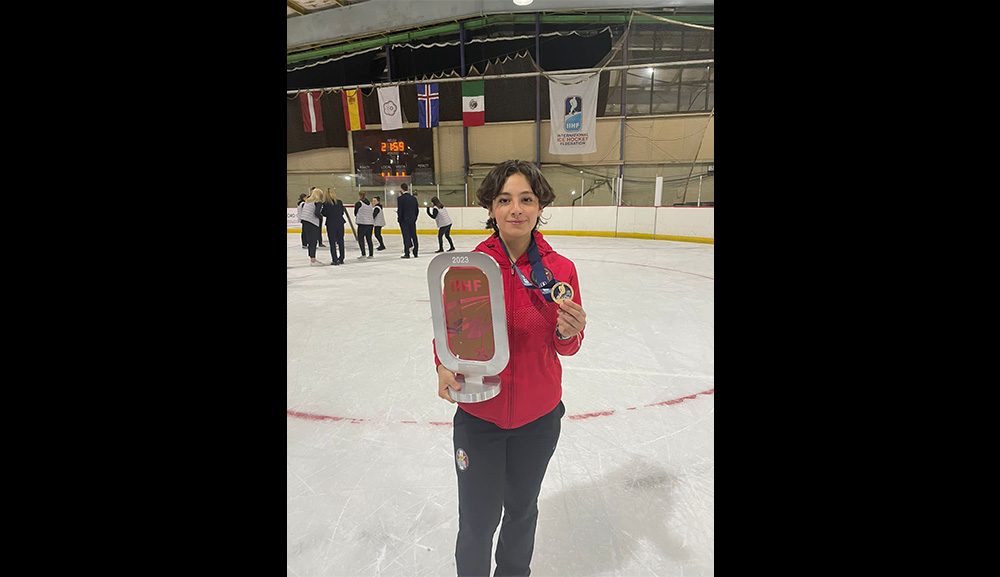 Alumna de Diseño se viste de bronce en el Mundial Femenil de Hockey sobre Hielo 