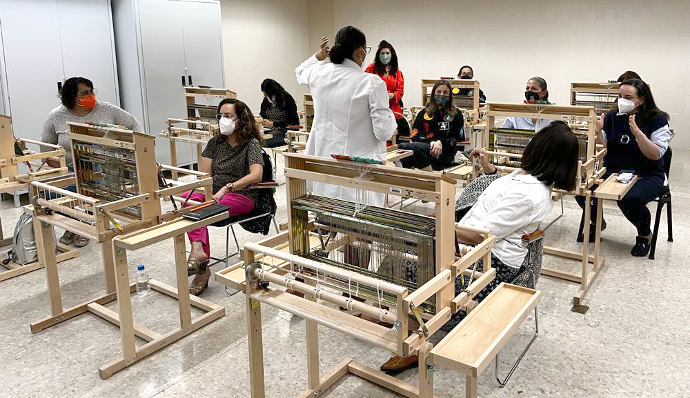 Nuestra Facultad de Diseño participa en el primer taller de tejido en telar