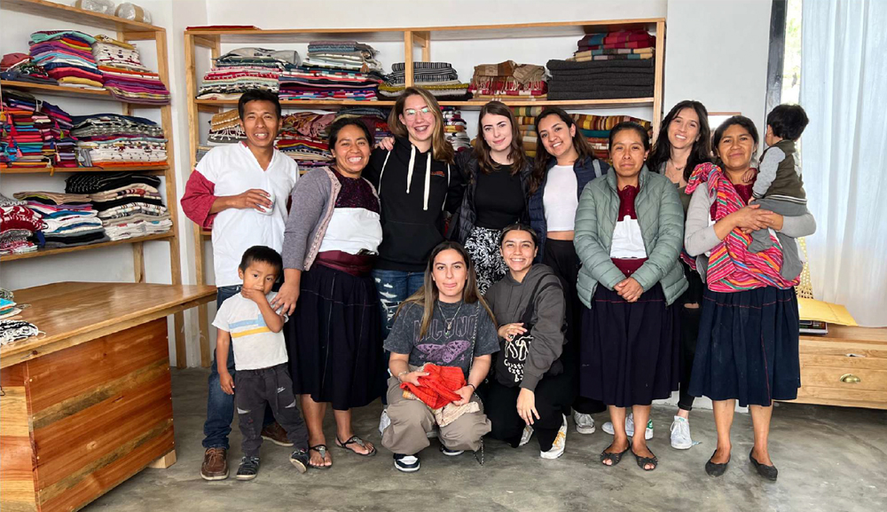 Alumnas de Diseño de Moda e Innovación aprenden de artesanos textiles de Chiapas 