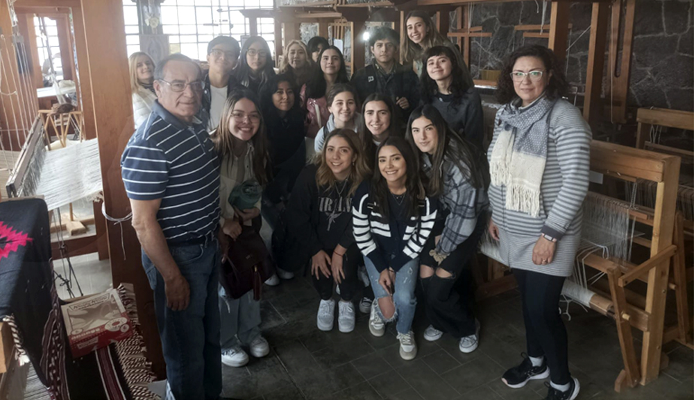  Alumnos de diseño de moda e innovación visitan la comunidad textil de Santiago Tianguistenco 