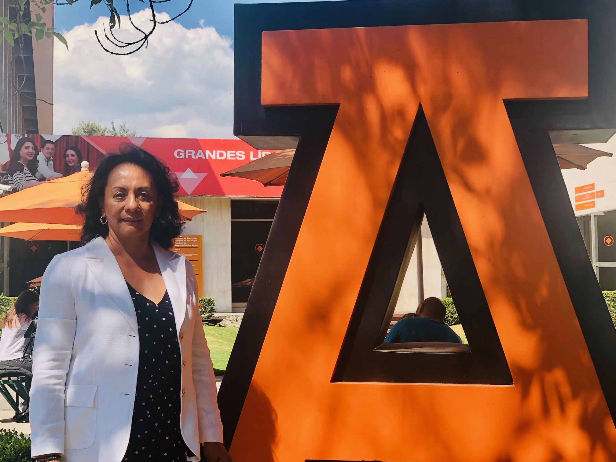 La Dra. Alejandra Camacho deberá encargarse de todos los programas de capacitación y desarrollo del personal de la empresa.