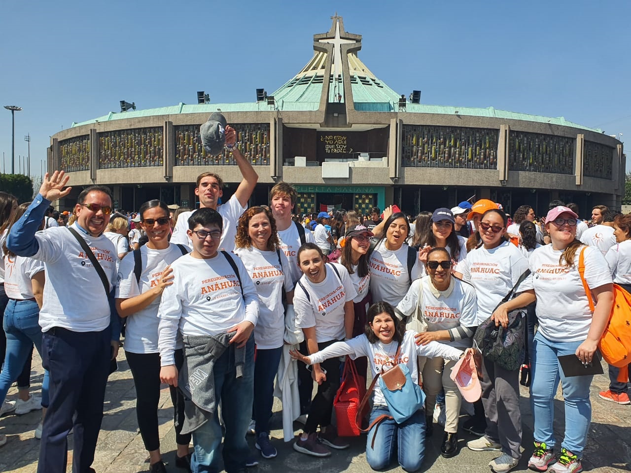 Con gran entusiasmo y devoción, estudiantes, docentes, coordinadores, administrativos y directivos reforzaron su espiritualidad y fe católica.