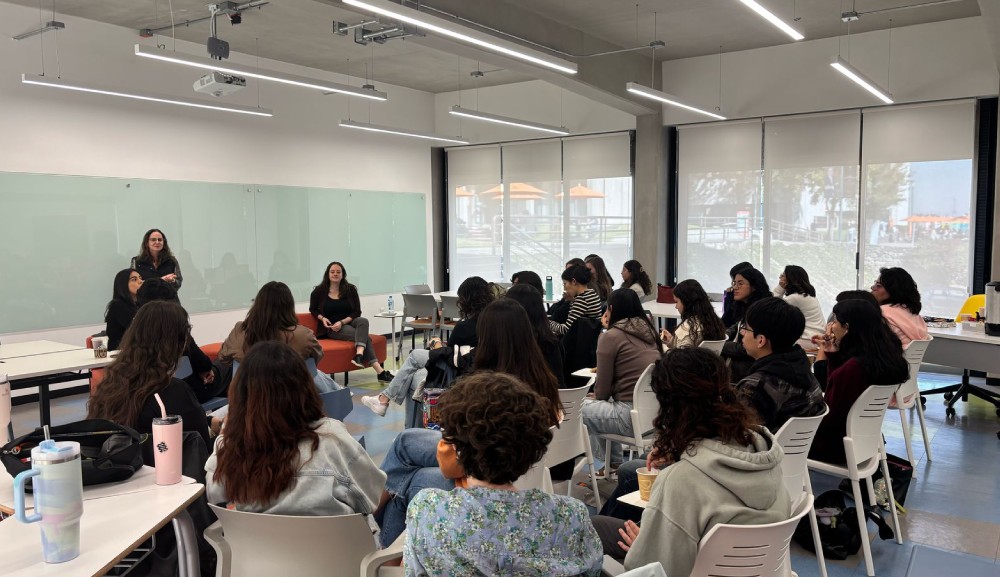 Egresadas de Lenguas y Gestión Cultural comparten con alumnos su experiencia laboral