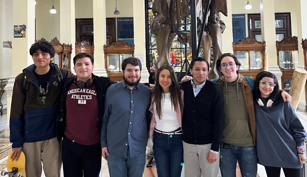 Alumnos de la Licenciatura en Historia visitan el Museo de Geología