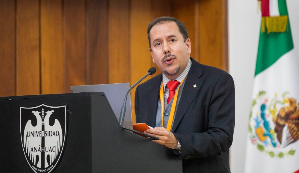 Coordinador académico de la Facultad de Educación y Humanidades participa en el Coloquio de Investigación Doctoral