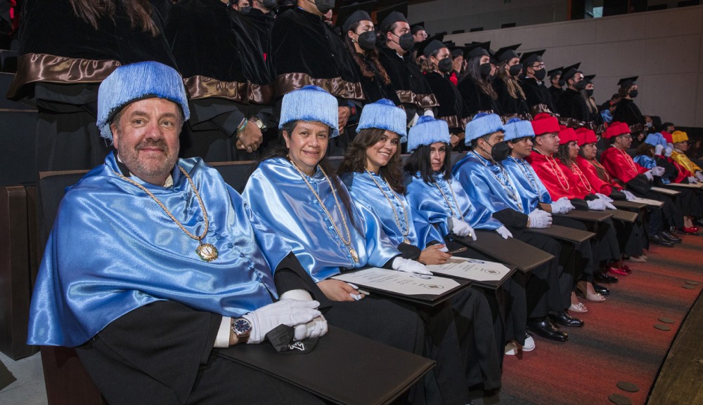 Egresados de nuestra Facultad de Educación reciben grados de Maestro y Doctor