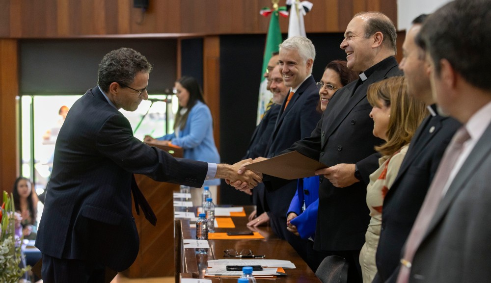 El Dr. Marco Cervera recibe Premio a la Excelencia Docente y de Investigación 2024