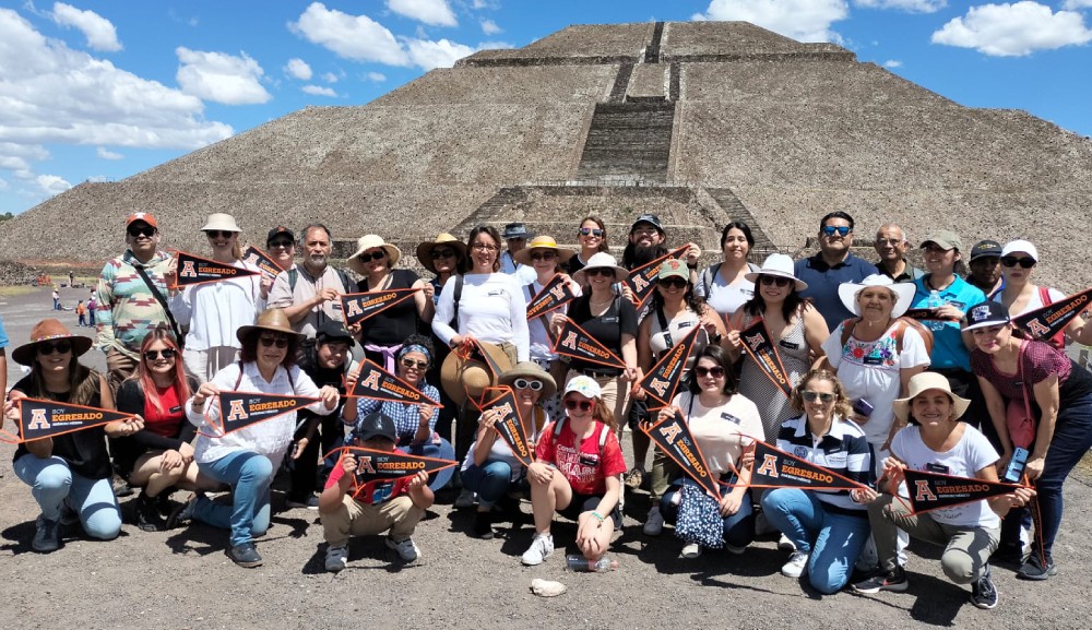 Egresados Anáhuac visitan Teotihuacán, la “Ciudad de los Dioses”