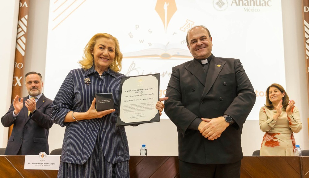 La Dra. Luz del Carmen Dávalos recibe la distinción Académico Emérito 2025
