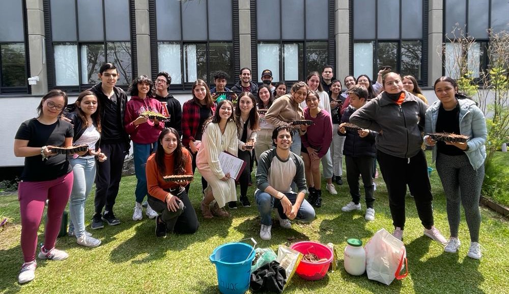 Alumnos del Diplomado en Desarrollo de Habilidades Sociales y Vocacionales participan en actividades del Día de Muertos