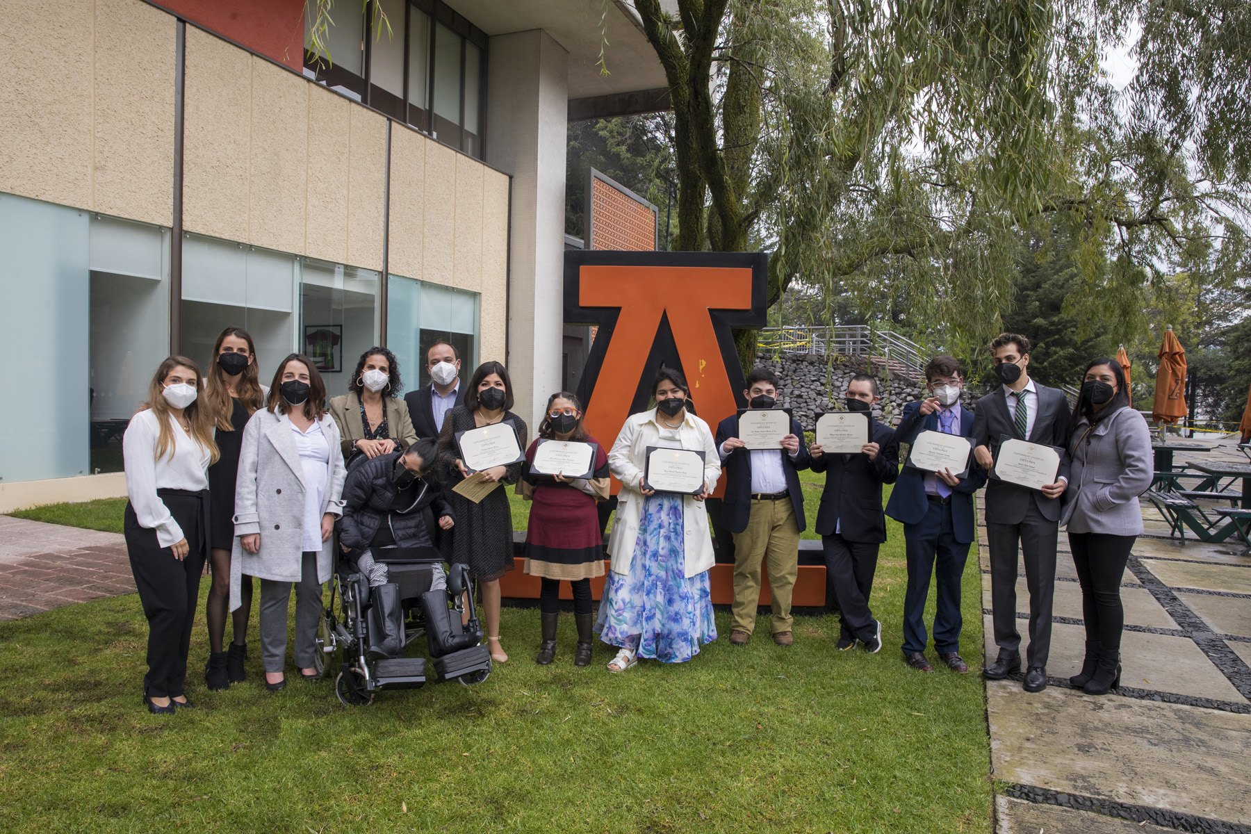 Entre estas dos generaciones se graduaron 16 personas, quienes estudiaron materias de las licenciaturas en Comunicación, Gastronomía, Historia, Diseño de Moda e Innovación, Pedagogía Organizacional y Educativa, y Diseño Gráfico.