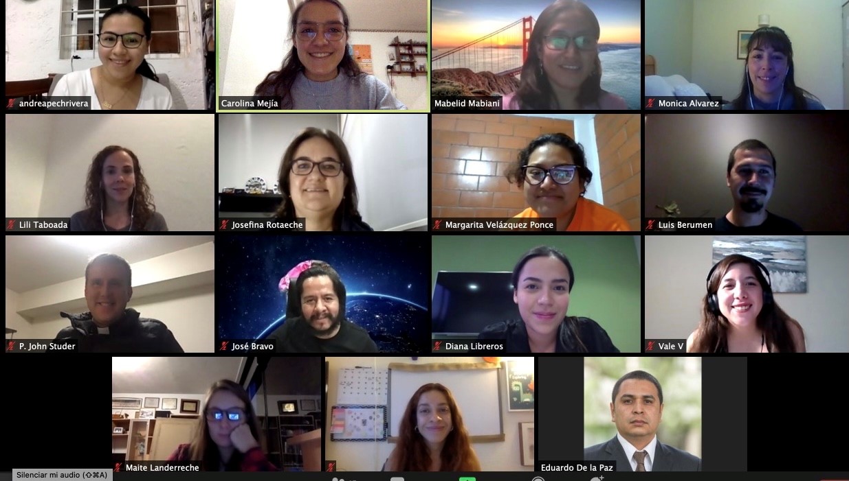 Este grupo está conformado por profesionistas provenientes de diversas carreras quienes durante su bienvenida aclararon sus dudas.