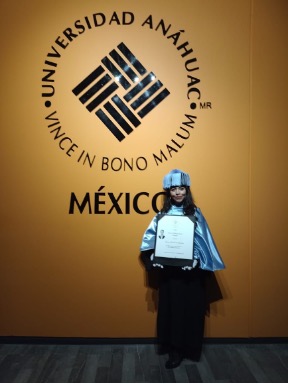 Durante la ceremonia de graduación, la nueva doctora recibió de manos del Rector de la Anáhuac su título de posgrado.