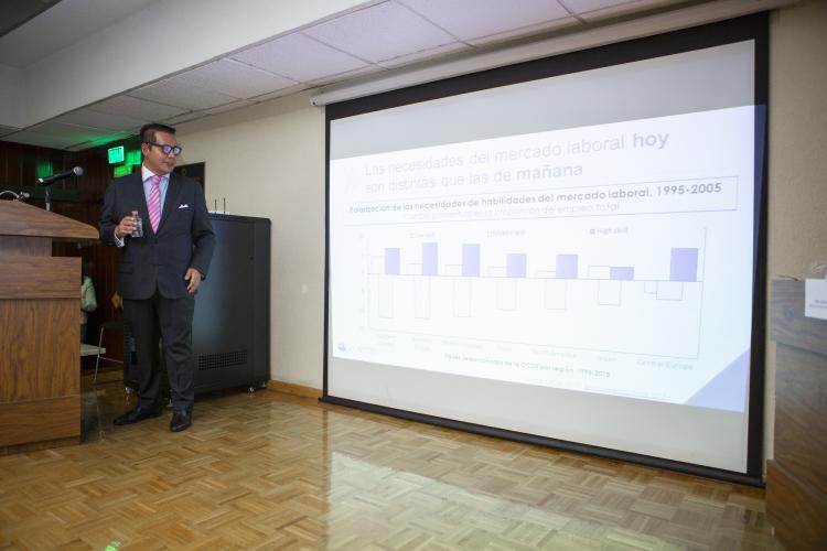 El Mtro. Roberto Martínez Yllescas presentó importantes datos en materia educativa para Latinoamérica.