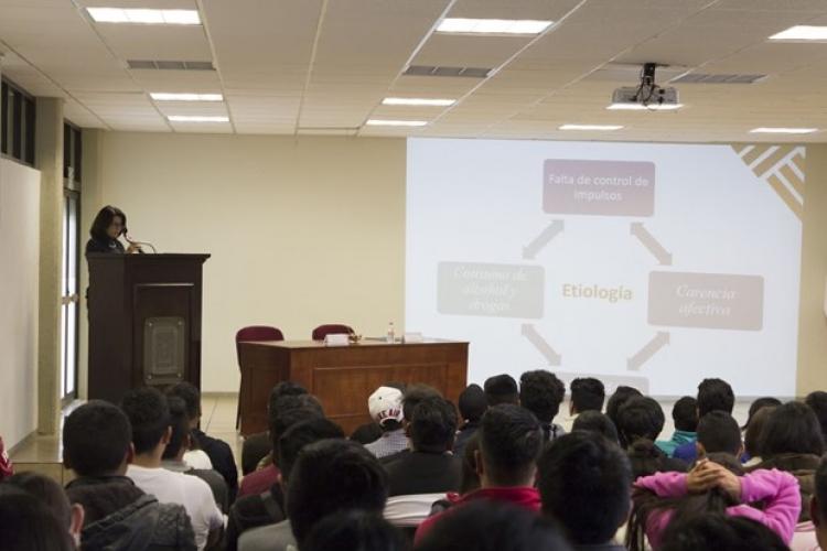 Con esta ponencia, organizada por la Academia Mexicana de las Ciencias, la investigadora buscó concientizar a los jóvenes sobre este tema.