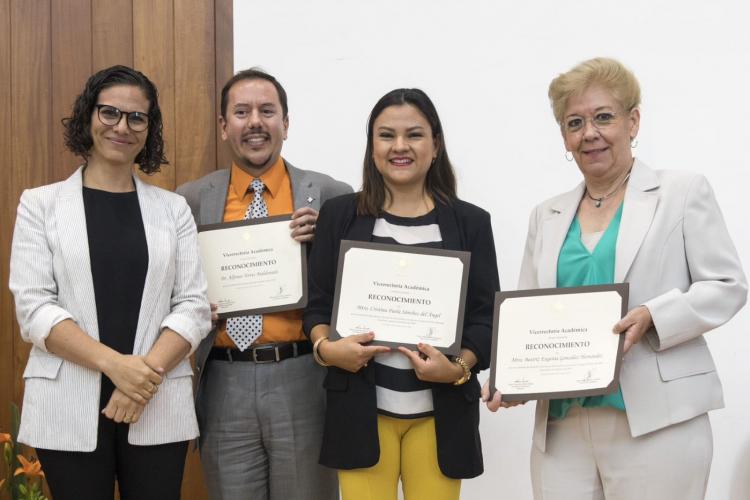 Los profesores y tutores recibieron de manos del Rector un reconocimiento por su destacado desempeño.