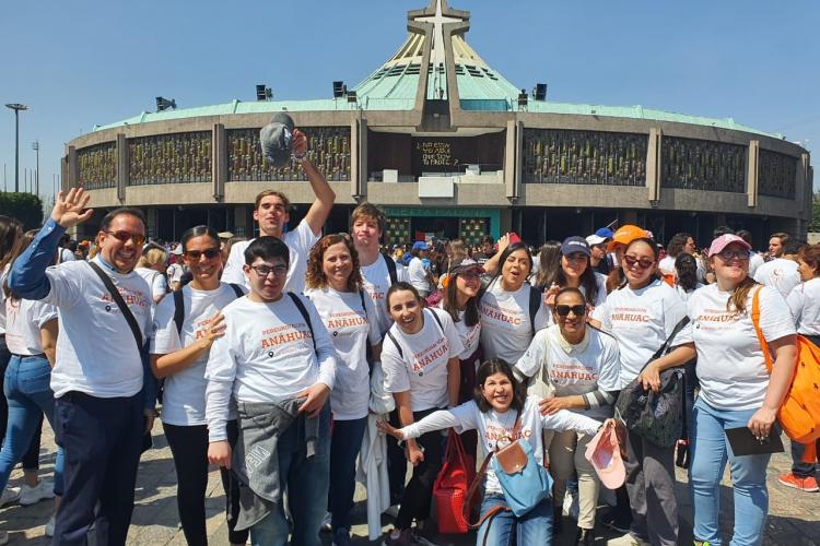 Con gran entusiasmo y devoción, estudiantes, docentes, coordinadores, administrativos y directivos reforzaron su espiritualidad y fe católica.