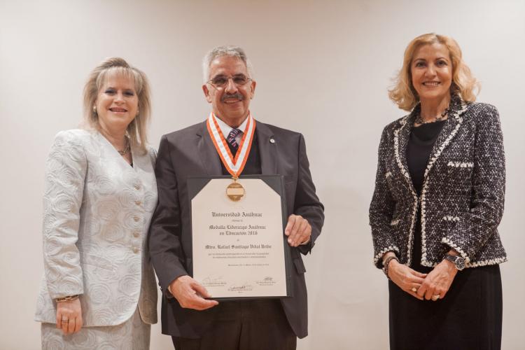 Mtro. Rafael Vidal Uribe, Medalla Liderazgo Anáhuac en Educación 2016