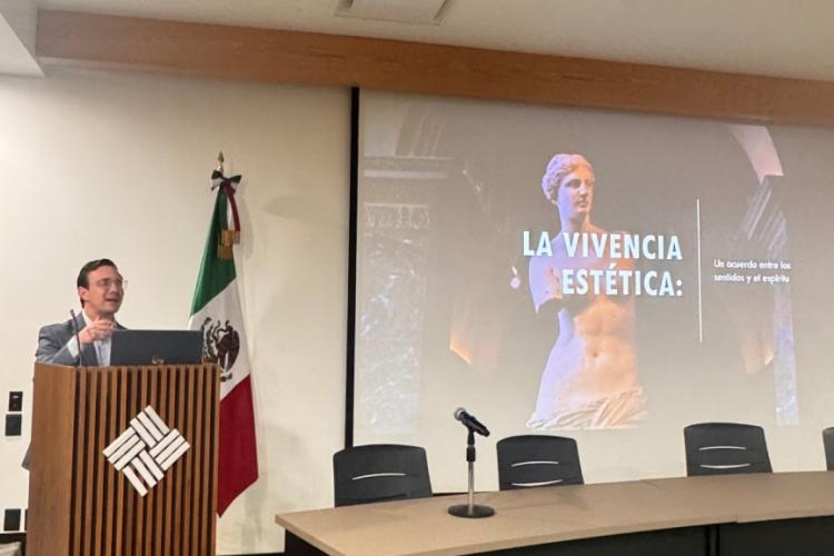 El Dr. Jovani Fernández imparte conferencia sobre arte y estética a alumnos de Historia