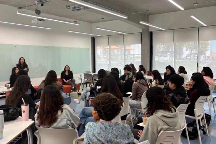 Egresadas de Lenguas y Gestión Cultural comparten con alumnos su experiencia laboral
