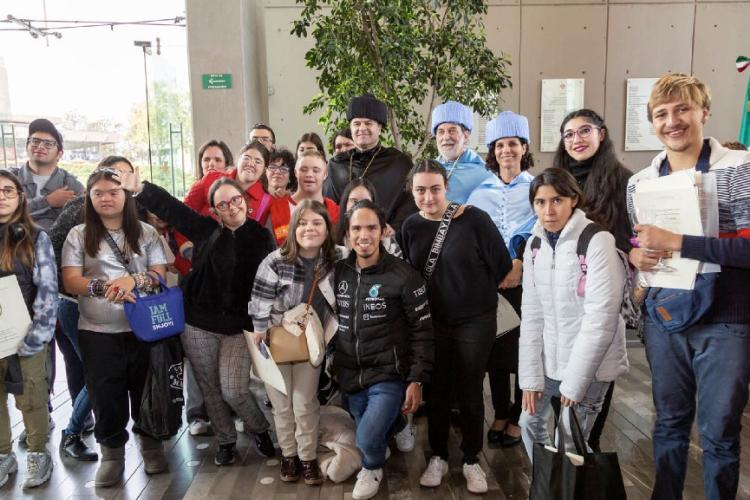 Alumnos del Diplomado en Desarrollo de Habilidades Sociales y Vocacionales, presentes en entrega de Doctorado Honoris Causa