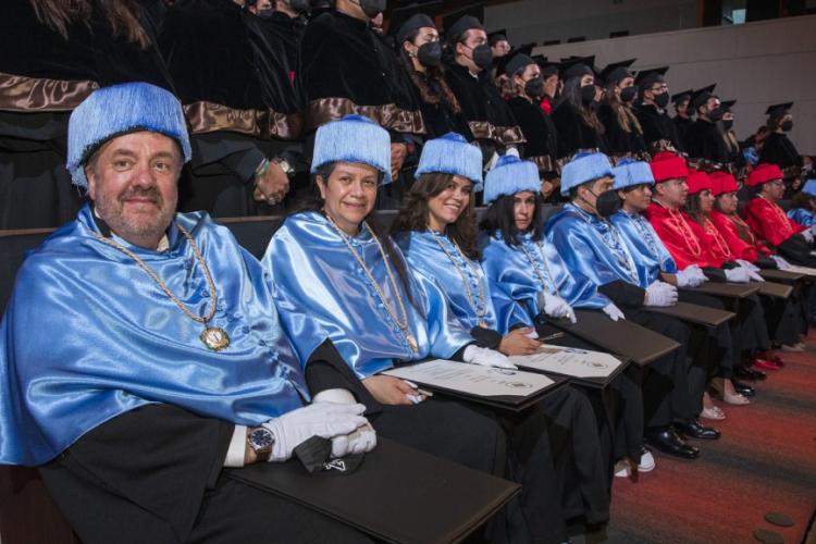 Egresados de nuestra Facultad de Educación reciben grados de Maestro y Doctor
