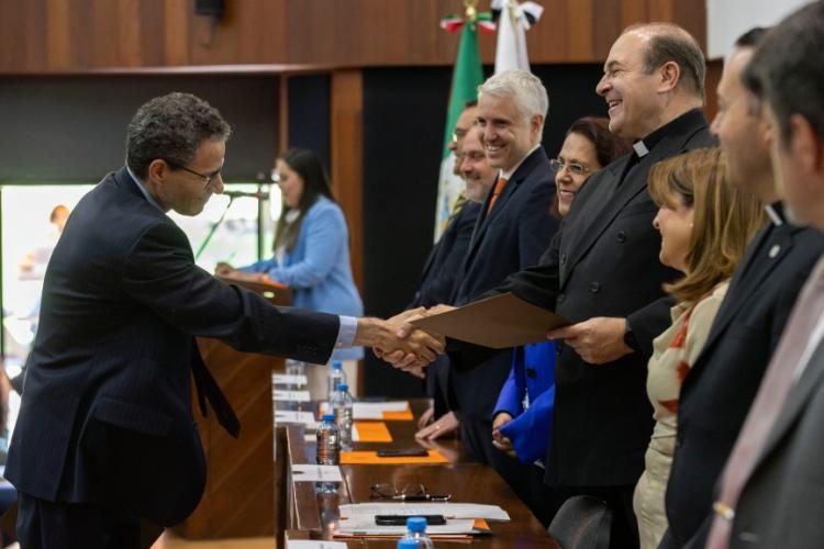 El Dr. Marco Cervera recibe Premio a la Excelencia Docente y de Investigación 2024