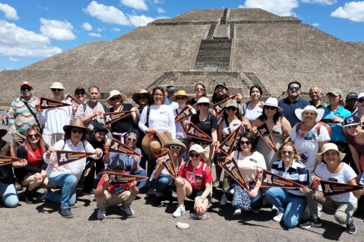 Egresados Anáhuac visitan Teotihuacán, la “Ciudad de los Dioses”