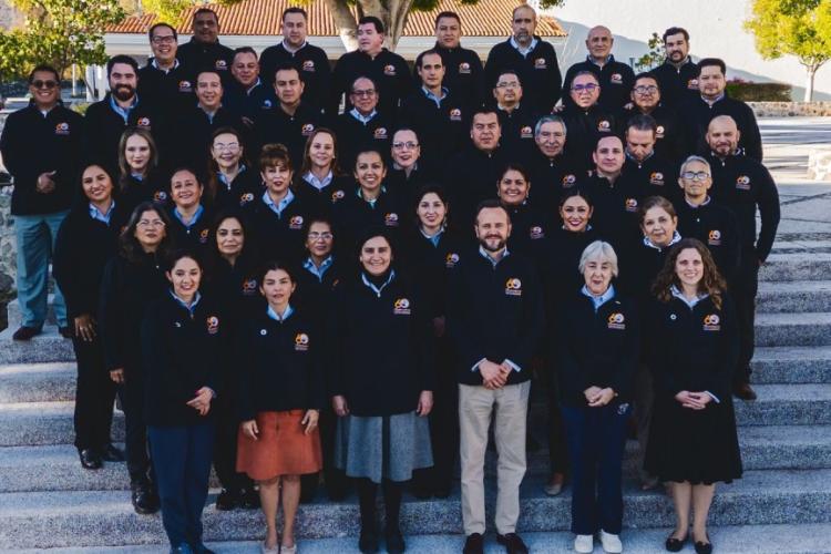El Dr. Edgar Martínez habla de liderazgo en seminario de la Red de Colegios Mano Amiga
