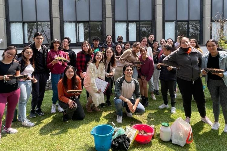Alumnos del Diplomado en Desarrollo de Habilidades Sociales y Vocacionales participan en actividades del Día de Muertos