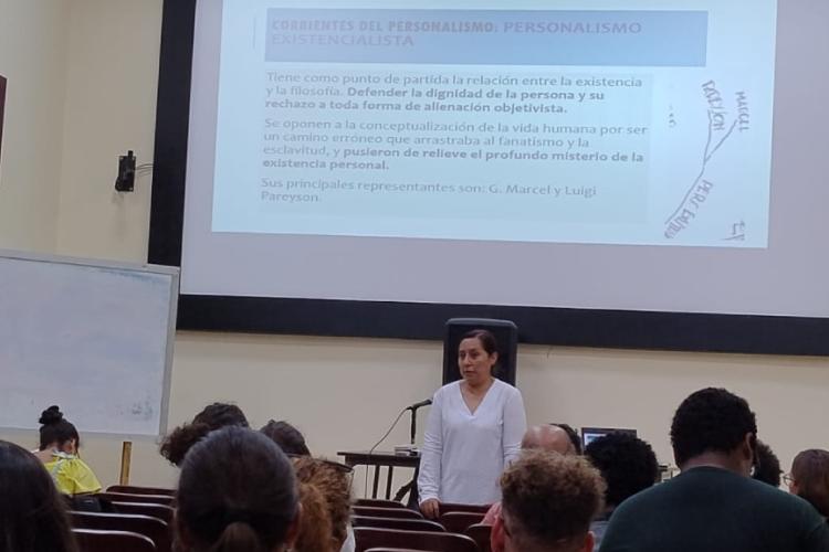 María de Lourdes Cabrera imparte curso de personalismo en La Habana