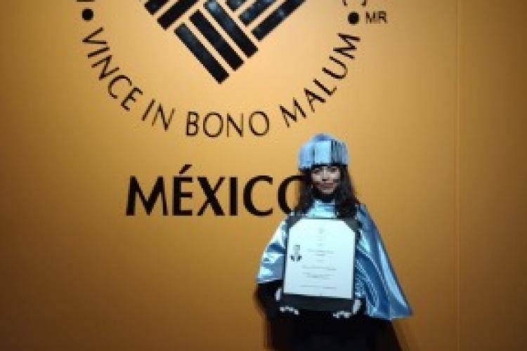 Durante la ceremonia de graduación, la nueva doctora recibió de manos del Rector de la Anáhuac su título de posgrado. 