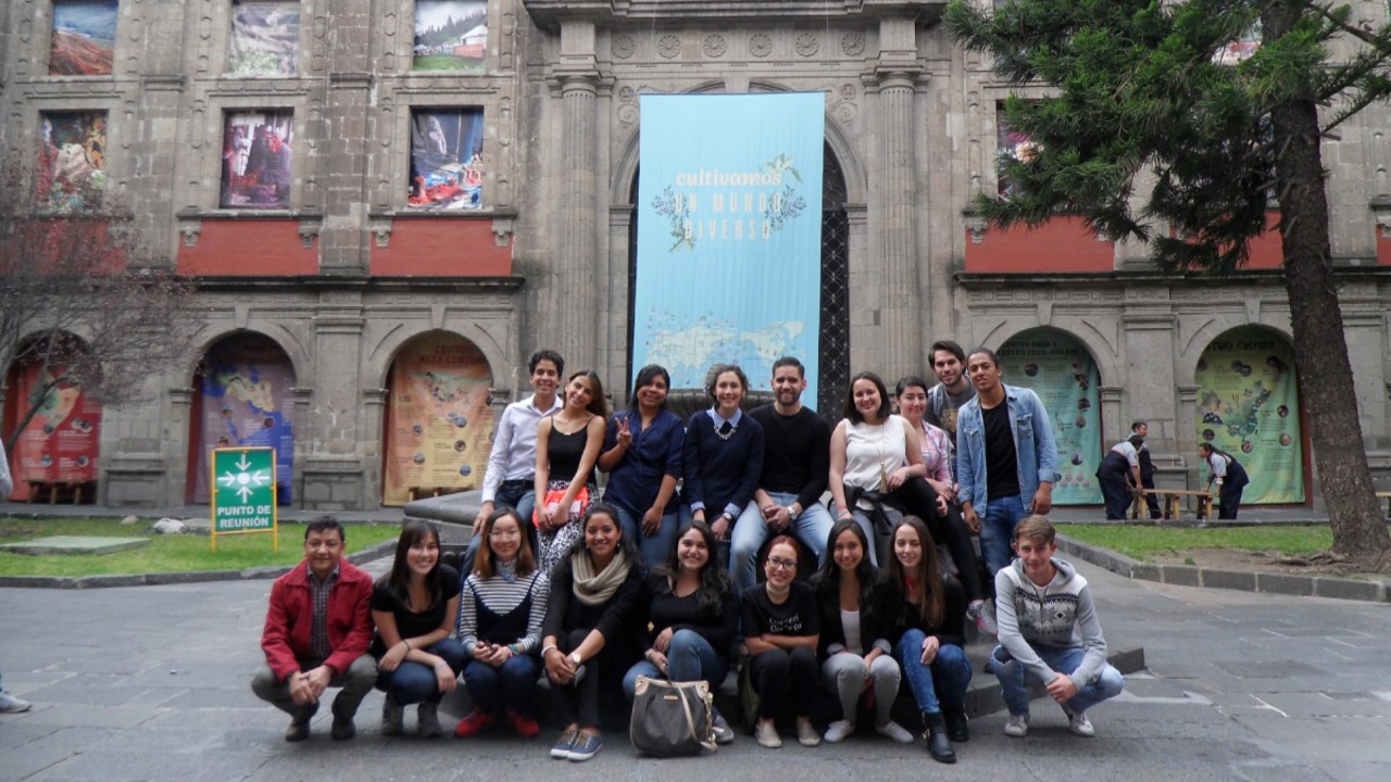 Visita de alumnos de la FEG al Museo Nacional de las Culturas