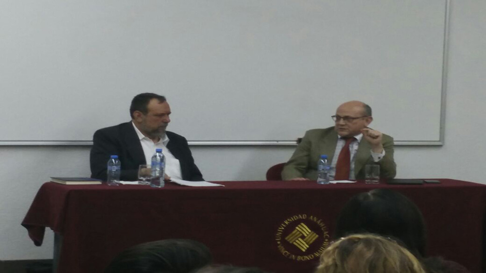 Los doctores Juan Manuel Burgos y Mauricio Beuchot Puente establecieron un diálogo académico en torno a las cercanías conceptuales de sus propuestas y la relación entre ellas.
