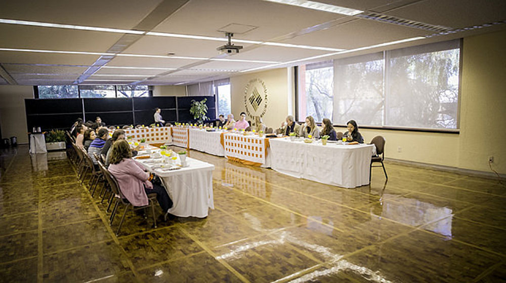 Catedráticos del Instituto de Regina Apostolorum estrechan lazos con periodistas