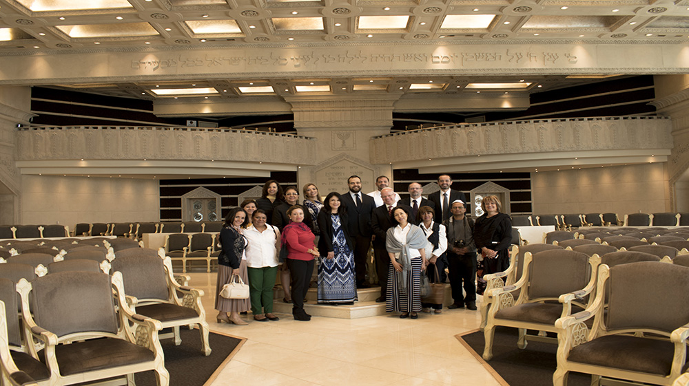 Los estudiantes y académicos del Instituto de Regina Apostolorum fueron recibidos por el Rabino Moisés Chicurel, de la comunidad sefaradí de México.