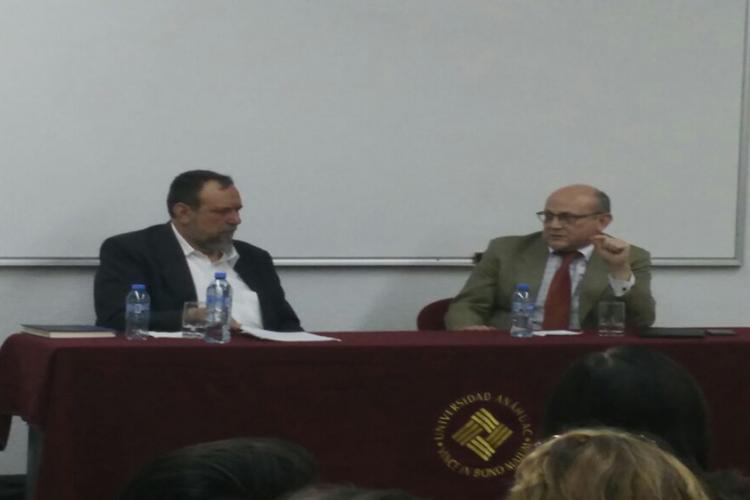 Los doctores Juan Manuel Burgos y Mauricio Beuchot Puente establecieron un diálogo académico en torno a las cercanías conceptuales de sus propuestas y la relación entre ellas.