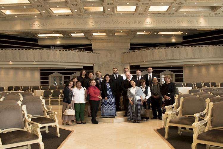 Los estudiantes y académicos del Instituto de Regina Apostolorum fueron recibidos por el Rabino Moisés Chicurel, de la comunidad sefaradí de México.