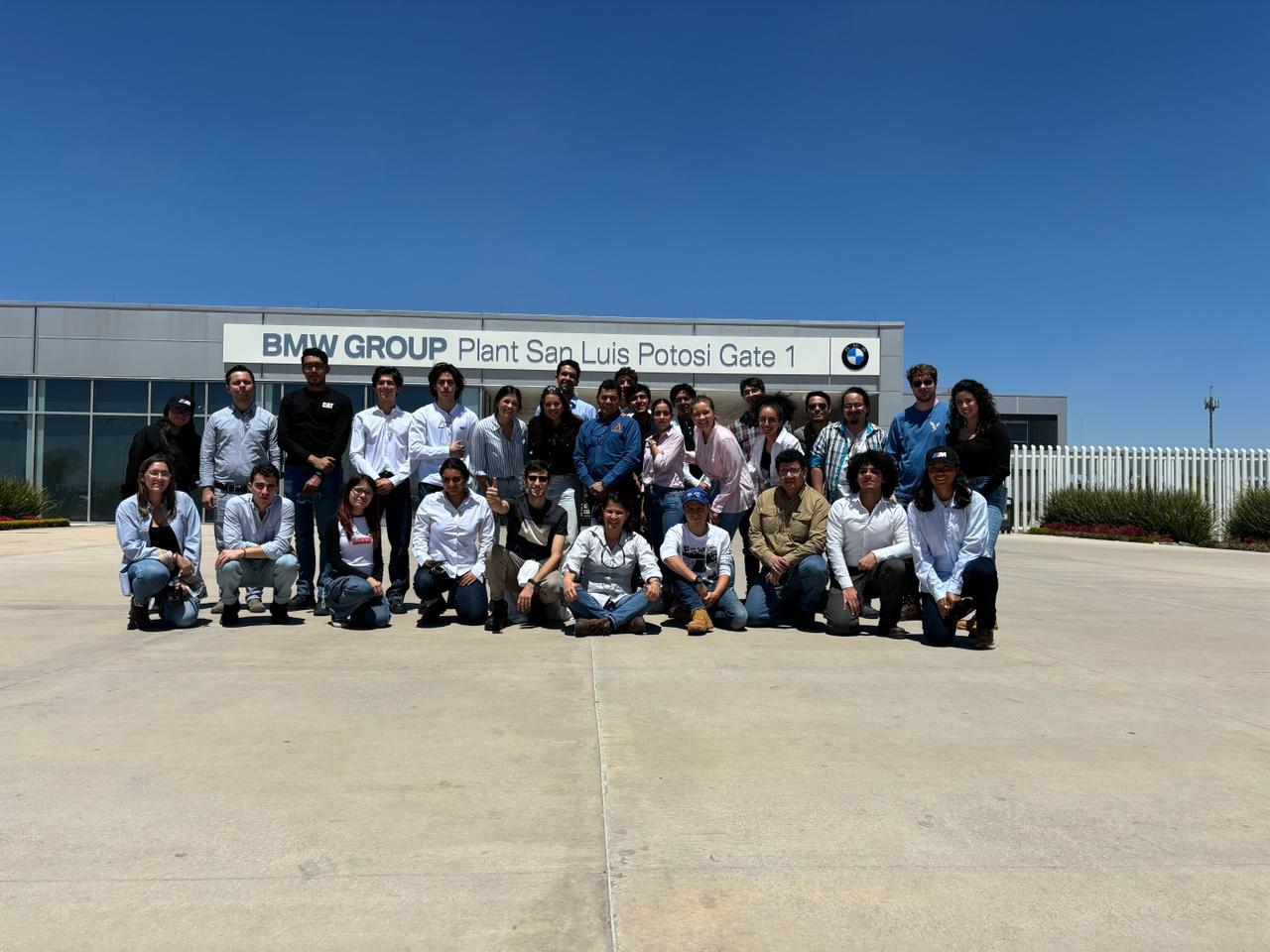 Estudiantes de Ingeniería Mecatrónica visitan las plantas de BMW y Bombardier