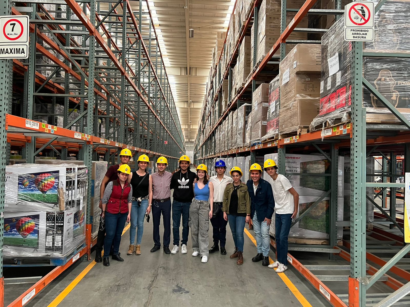 Estudiantes de ingeniería visitan el centro de distribución de Grupo Comercial Centro