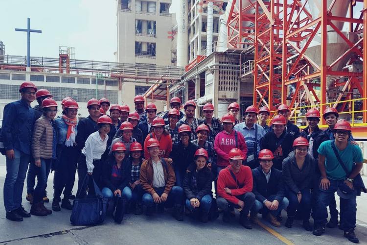 Alumnos de la Facultad de Ingeniería de la universidad Anáhuac visitan la planta de cementos Cruz Azul