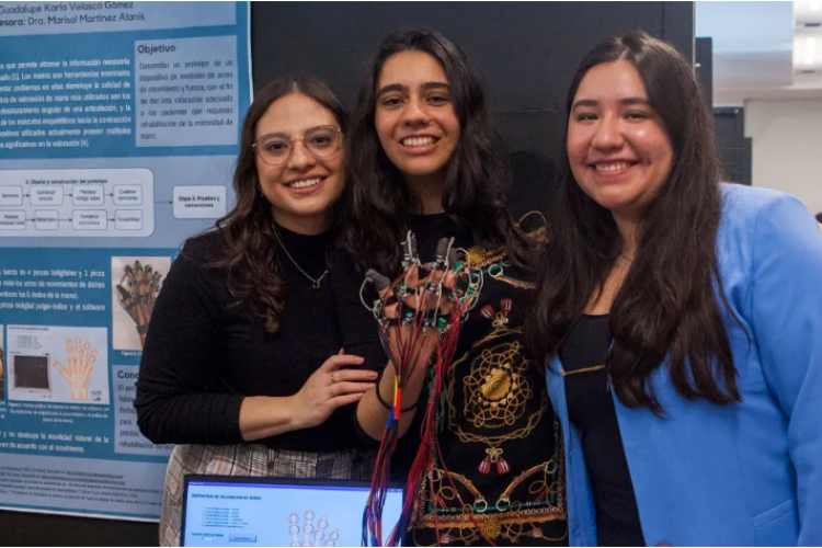 Alumnas de la Licenciatura en Ingeniería Biomédica desarrollaron el prototipo de un dispositivo capaz de valorar la fuerza y los arcos de movimiento ejercidos por la mano