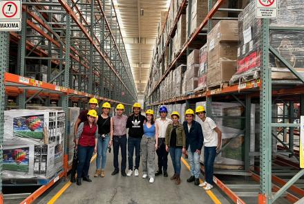 Estudiantes de ingeniería visitan el centro de distribución de Grupo Comercial Centro