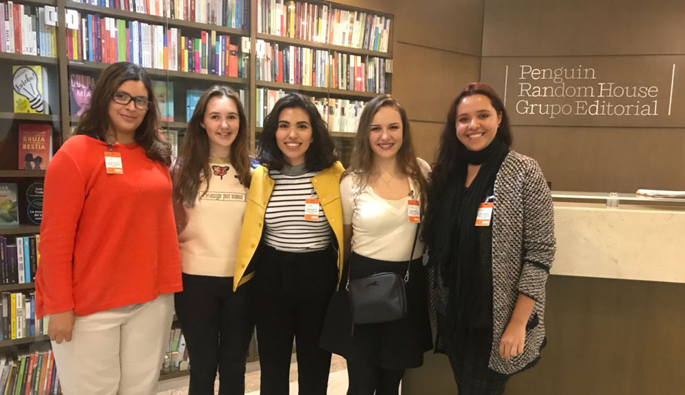 Alumnas de la Escuela de Lenguas visitan la editorial Penguin Random House