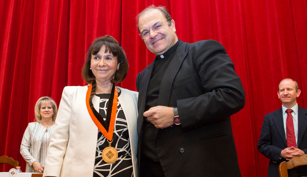 La Mtra. María Paulina Huerta recibe la Medalla Generación Anáhuac 2017