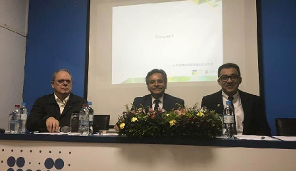 El Dr. Enrique Chávez-León imparte conferencia en Brasil