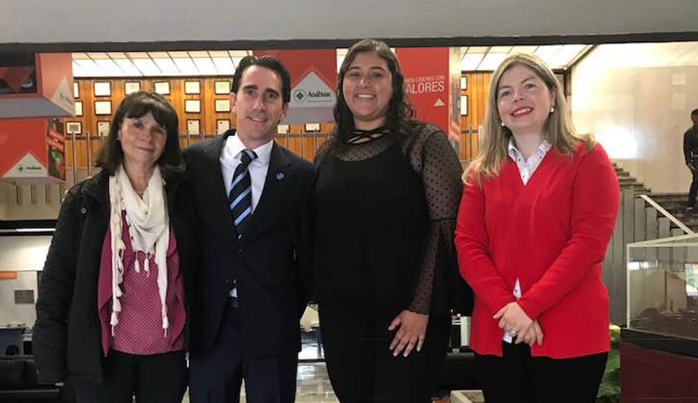 Presidente de la fundación Iluminémonos de Azul dicta conferencia sobre autismo