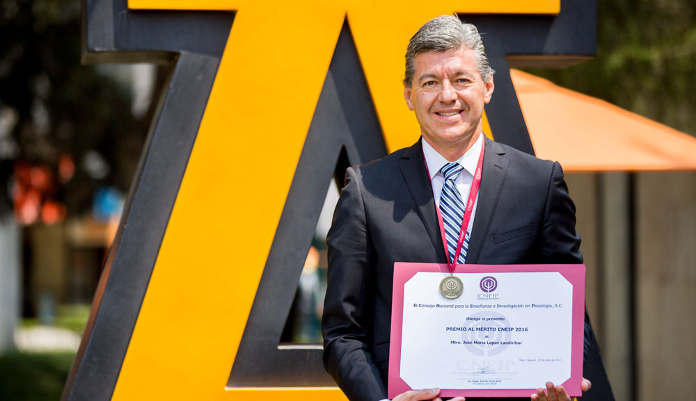 Recibe el Mtro. López Landiribar el Premio al Mérito CNEIP 2016